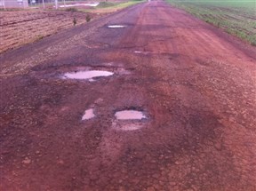 Buracos tomam conta da Estrada do Guerra, na PR-461